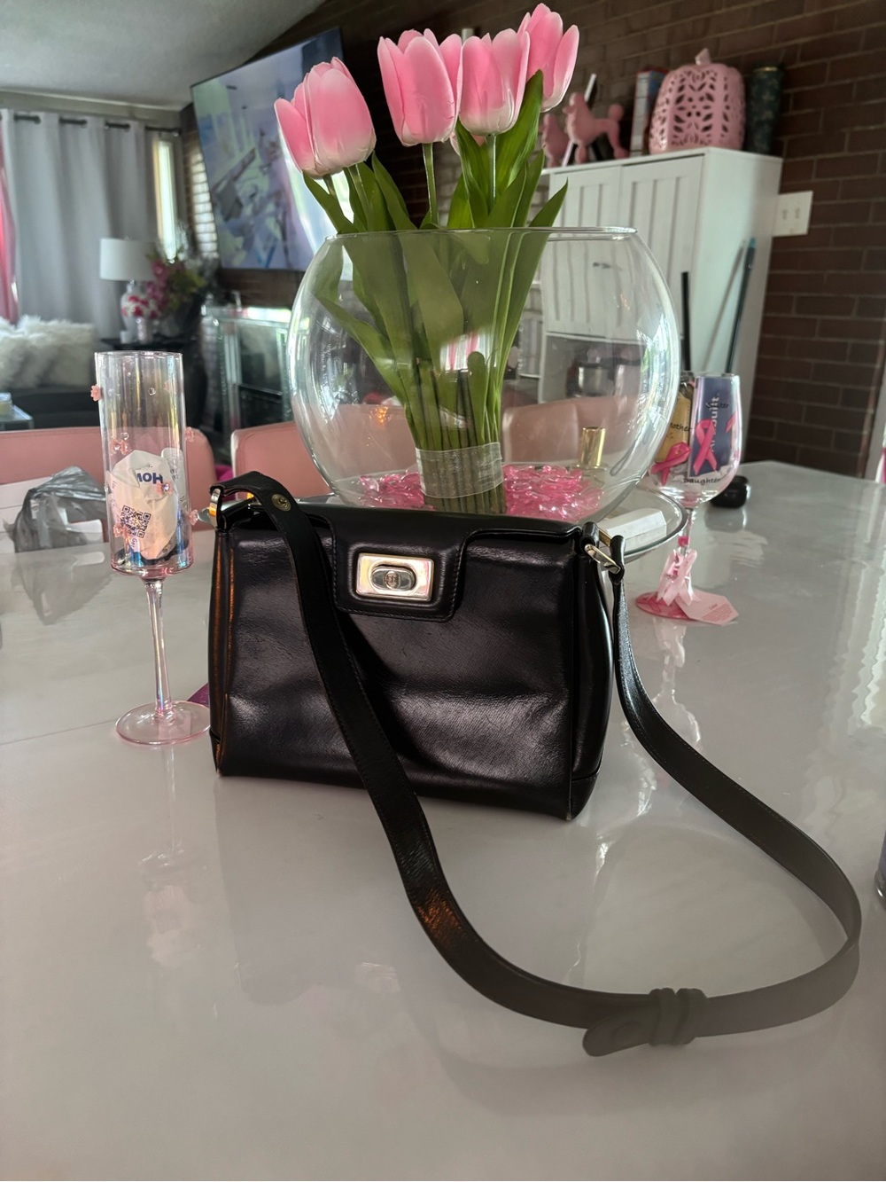 Vintage , Gucci Black Leather Shoulder Bag - Sleek Everyday Handbag